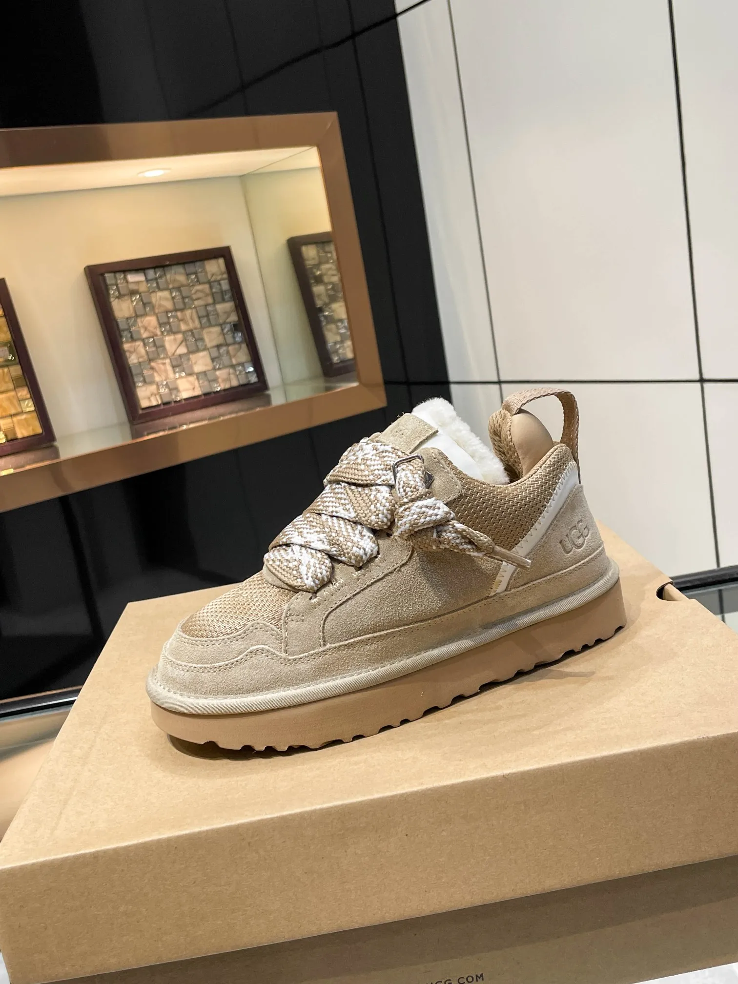 Men's men's shoes pP540! UGG~25vs popular platform thick-soled casual shoes series... [Round-toe thick-soled casual shoes] A shoe that does not clash with shirts, simple partition design ➕ spotted outsole, silk curls on the upper, a must-have for autumn and winter, can be worn with any pants or skirt, very comfortable and beautiful on the feet... ❶Material: Original customized cow ➕Breathable mesh ❷Inner lining: Original customized wool ❸ Foot pads: Original customized sheepskin ❹Outsole: Original molded wear-resistant velvet foam outsole ❺Number of codes: 35-41 ❻Packaging: Original full set of packaging ☀Color: Official website updated simultaneously